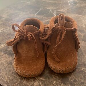 MINNETONKA Fringe Baby Moccasins